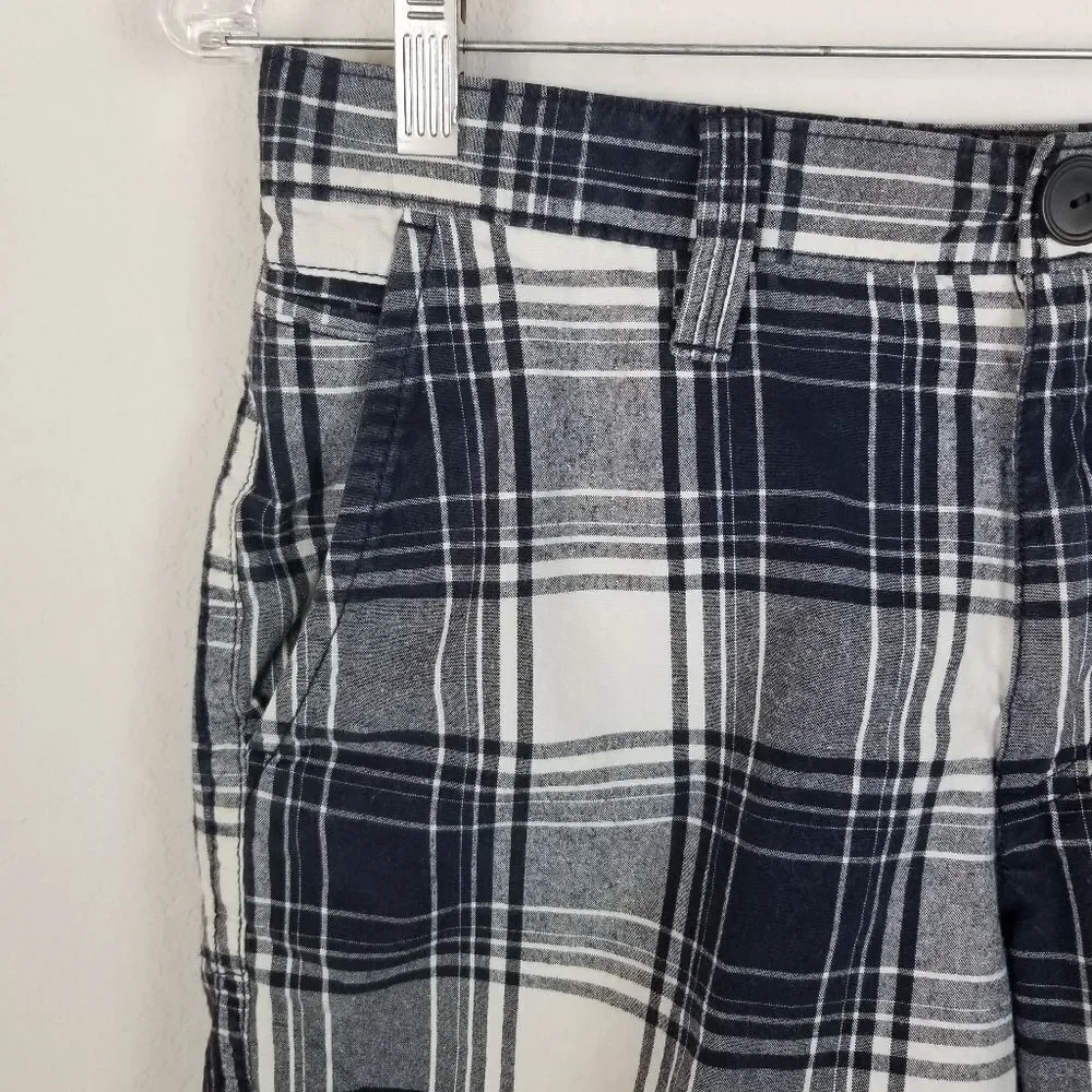 Sonoma Lifestyles Blue and White Plaid Shorts Size 30‎